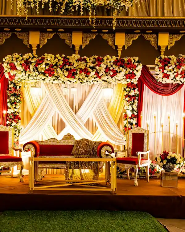 పూలు, పరదాలతో అలంకరించిన పెళ్లి వేదిక